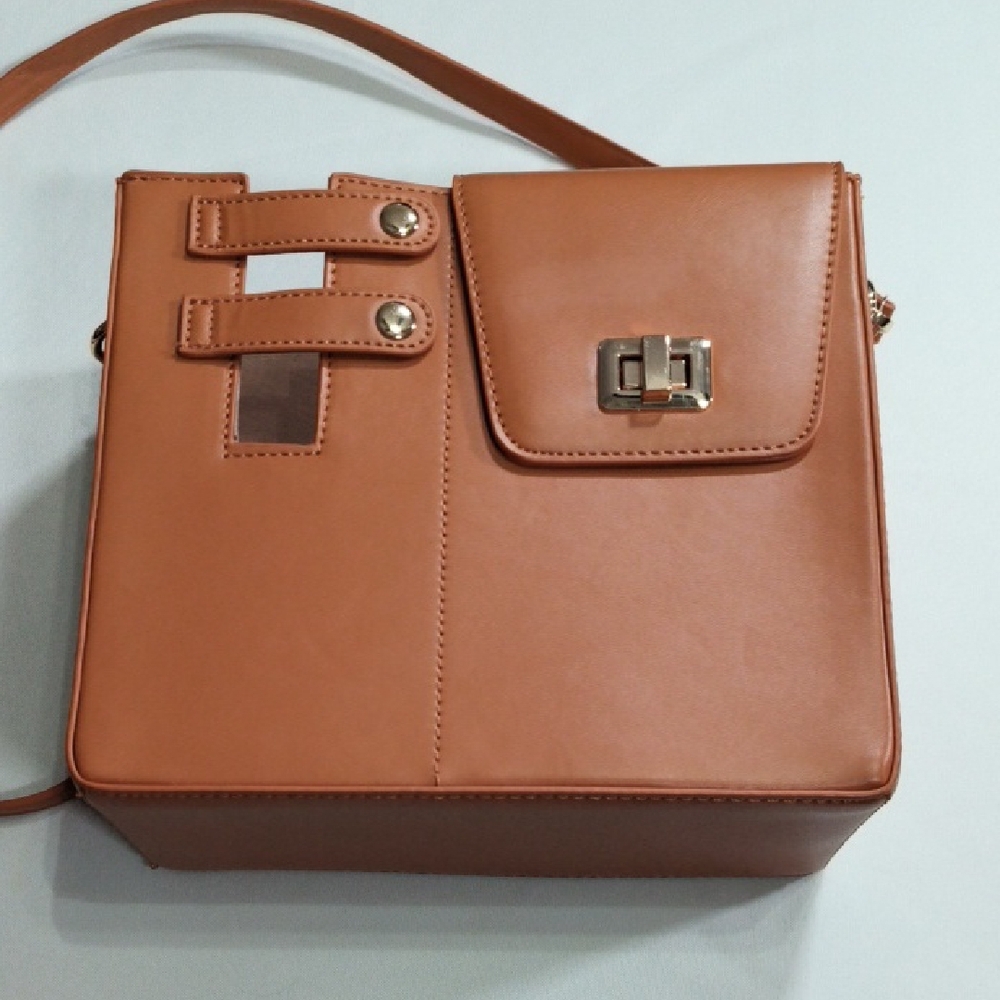 Structured Tan Crossbody Tumblr Bag with Adjustable Strap.